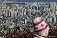 "여보, 이자 월 25만원 늘었어" 영끌족 발동동...금리동결인데, 왜?