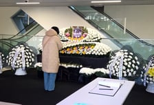 "안성기는 시절, 그 자체"...충무로 찾은 시민들, 눈물로 영면길 배웅