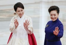 "사진 찍어주세요"…베이징 한국인 학교 찾은 김혜경 여사