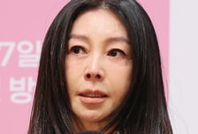 "안성기 선배와 데뷔작 같이 찍었는데"…황신혜, 제작발표회서 오열