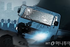 '신호위반' 트럭, 버스와 충돌하며 전도…승객 3명 병원 이송