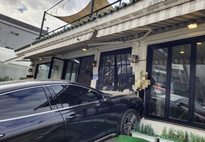 60대 운전자 주차 중 가속페달 밟아…카페 안 20여명 '날벼락'