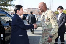 안규백 국방장관, 취임 후 첫 연합사 방문…"굳건한 연합방위태세 중요"