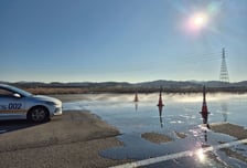 빙판길서 차량 급제동했더니 반바퀴 '휙'..."핸들 이렇게 꺾어야"