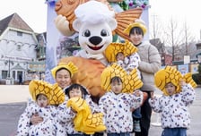 '다섯 쌍둥이' 초청한 에버랜드 …"붕어빵 가족 행복하길"