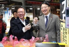 국세청, 소상공인 숨통 틔운다…부가세 납부 연장, 간이과세 대상 확대