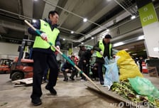 밀대 들고 바닥 청소 '쓱'…與정청래, 새벽부터 가락시장 찾은 이유는