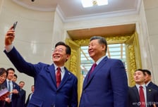 "화질 확실하쥬" "술에는 총량 불변의 법칙" 中 녹인 이재명 대통령 '스마일 외교'