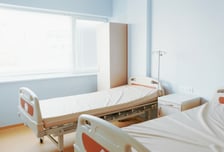 정신질환 환자 강박하면서 얼굴 누르고 발길질…"폭행 정당화 안 돼"