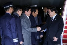 "춥습니다, 고생하셨다" 이재명 대통령, 첫 국빈 방중 마치고 귀국