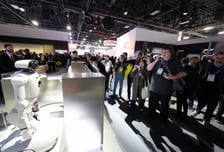 LG '가정용' vs 삼성 '산업용'… 로봇 전략 '각자의 길' 걷는다