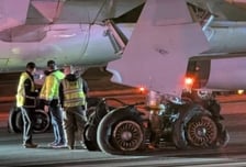 덜컹 하더니 바퀴 8개 모두 '펑펑'…221명 탄 여객기 '아찔'