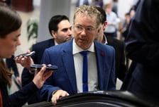 '공화당 5명 이탈' 미 상원, 베네수 관련 결의안 가결…트럼프 분노