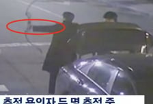 '무쇠촉 화살' 휙 날아와 소녀상 옆에 '탁'...CCTV에 잡힌 남성들