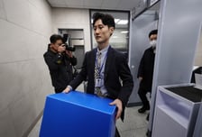 상설특검, 신한은행 수색·검증…띠지 정보·관봉권 처리과정 확인