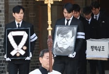 "세상 부러울 게 없다"…안성기 장남, 부친 생전 편지 낭독하며 오열