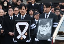 "제겐 숭고한 철인"…정우성, 故안성기 영결식서 '눈물 추도사'