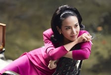 조여정의 '메이드 인 배금지'... 판 흔드는 폭발적 존재감