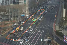 서울 둔촌사거리 인근 누수로 3개 차로 통제… 상수도관 파열 추정