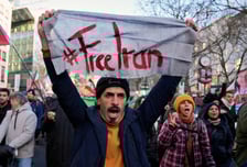 "보안군에 5살 피격" 격해지는 이란 시위…트럼프 "도울 준비 됐다"