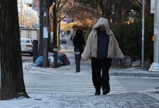 [오늘 날씨] 최저 -14도 꽁꽁, 70km 강풍까지...'눈·비 소식' 빙판길 주의