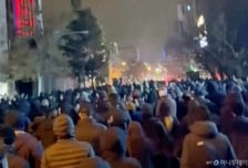 강경진압에 5세 아이도 피격… 트럼프 "도울 준비 됐다"