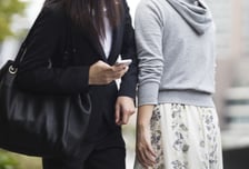 "따라가면 절대 안돼" 강남역서 20대 여성 '유혹'...무료 피부관리의 실체