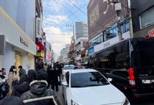 '팝업' '소금빵' 줄 서는데 차까지 아슬아슬…위험천만 성수동 연무장길