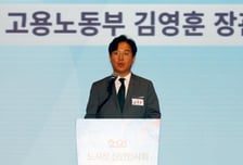 김영훈 노동장관 "산업전환 낙오 노동자 없어야…AI 직업훈련 강화"