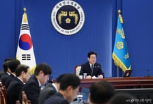 강훈식·김용범 '남고', 우상호·김남준 '출마'?…방일 후 靑고심 깊어진다