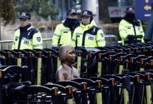 '소녀상 앞 불법집회' 단체 대표 입건…사자명예훼손 혐의