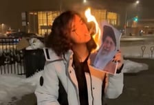 실탄도 못 꺾었다…지도자 사진 태워 담뱃불, 금기 깨는 이란 여성들