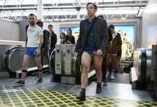 '하의 실종' 남성 100여명 지하철로 우르르…등굣길에 '깜짝', 무슨 일?