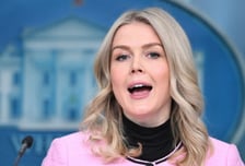 "머리 터진듯 쓰러져 코피·각혈"…미, 베네수에 음파 무기 공격?