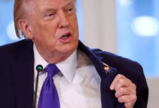 트럼프 "이란과 거래하면 관세 25% 즉각 부과"