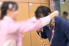 "연예인 팬클럽인 줄"...한복 차려입고 시장님에 사탕 목걸이까지