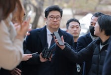 '홈플러스 사태' 김병주 MBK 회장, 구속 기로…법원 출석하며 '묵묵부답'