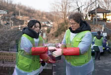 정종표 DB손보 사장과 임직원, 개미마을서 사랑의 연탄 나눔