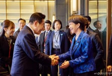 '호텔 앞 영접' 다카이치 환대에…李대통령 "격을 깬 환영, 몸둘 바 모르겠다"