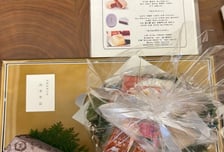 '호텔 앞 영접' 日다카이치…'웰컴키트'는 특산물 모나카 간식