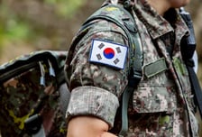 여자 화장실 따라가 성폭행 시도→흉기 찌른 군인...'감형' 이유는