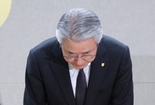 고개 숙인 강호동 농협회장… '연봉 3억' 농민신문 회장 사임