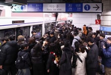 빙판길 한참 걸어 역으로.."지하철 꽉 차서 못 탔어요, 지각" 한숨 푹푹