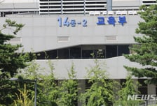 "여자 때려요" 강남서 붙잡힌 남성, 알고보니 교육부 공무원…"직위해제"