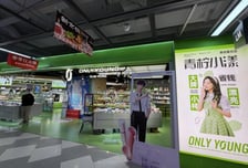 "올리브영 아니었어?"...'녹색' 간판·쇼핑백까지 따라한 중국 '온리영'