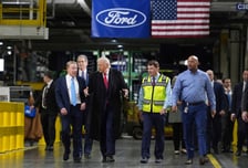 트럼프, 포드 공장서 '손가락 욕' 왜?…백악관 "적절한 대응"