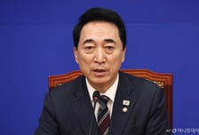 與 "한동훈 제명한 국힘, 尹구형엔 '꿀먹 침묵' 부끄럽지 않나"