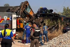 195명 타고 달리던 열차 위로 크레인 덮쳐, 태국 최소 22명 사망