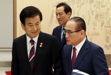 靑·통일부, 무인기 대북 대응 신중론…"사과 상응 조치도 가능"