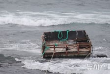 한자 적힌 목선까지…제주 바다에 떠밀려온 '의문의 배' 정체는?